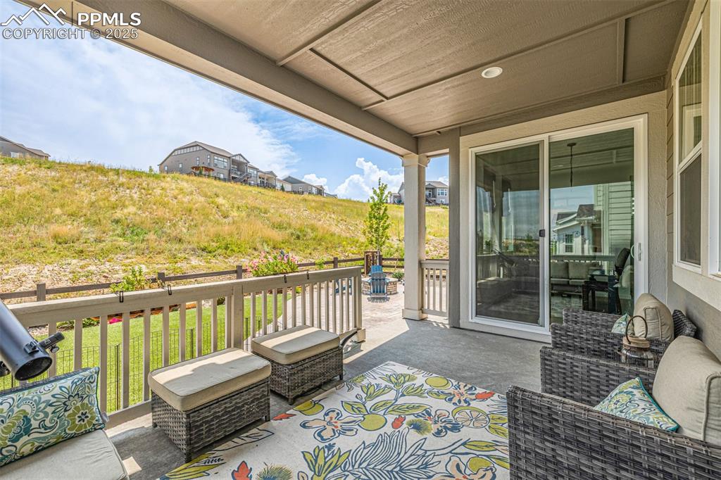 Image 40 of 50: Deck