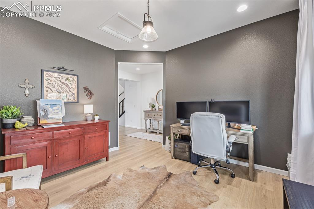 Image 8 of 50: Office