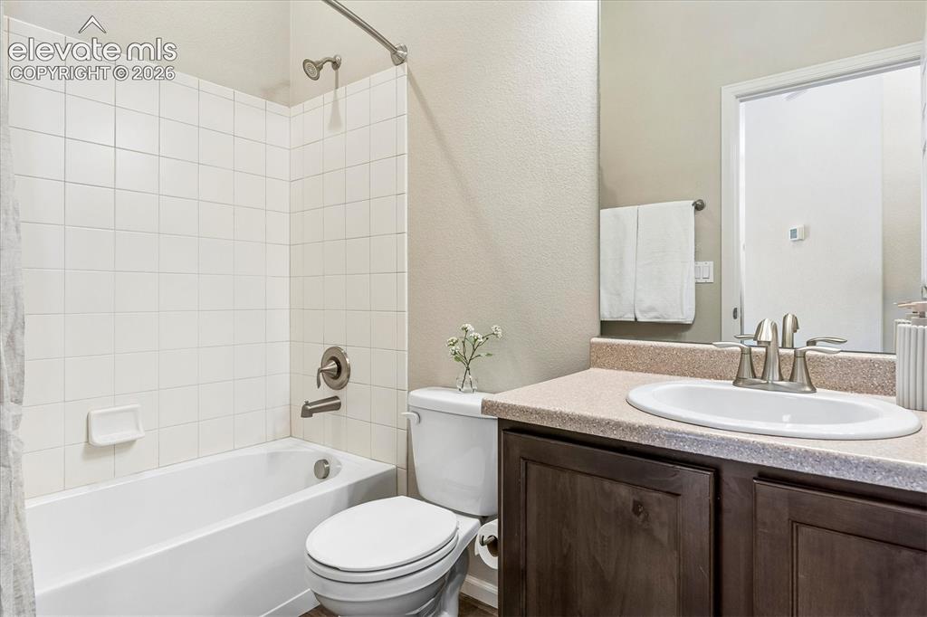 Image 19 of 26: Bathroom