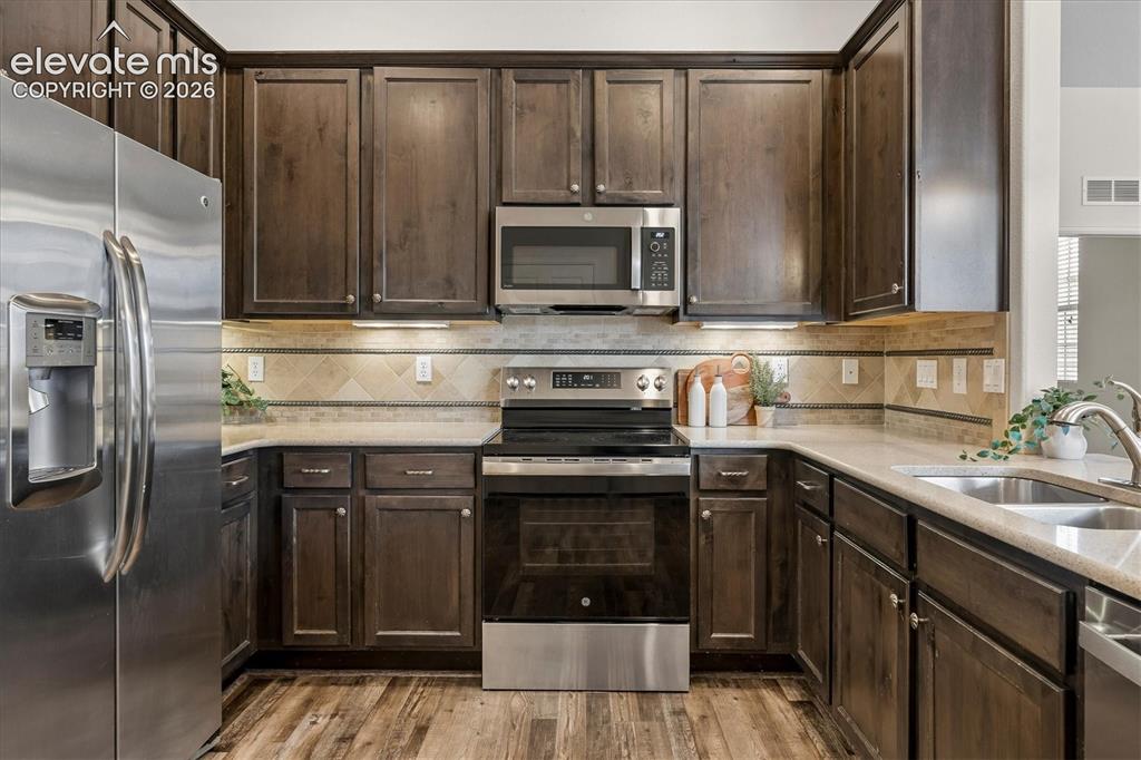 Image 3 of 26: Kitchen