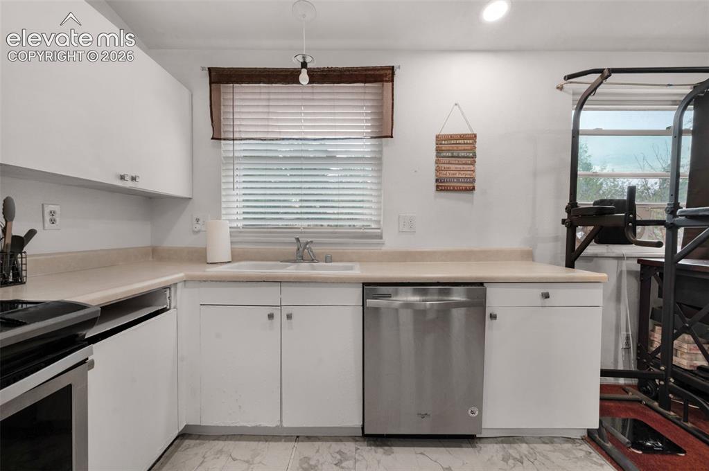 Image 13 of 26: Kitchen
