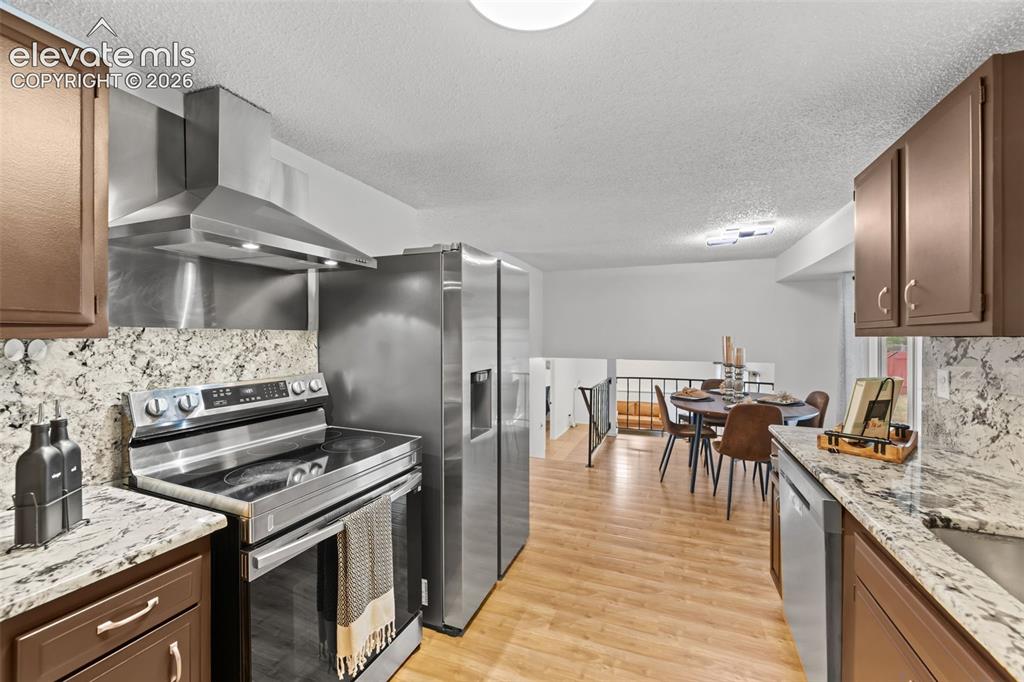Image 10 of 38: Stainless-steel appliances