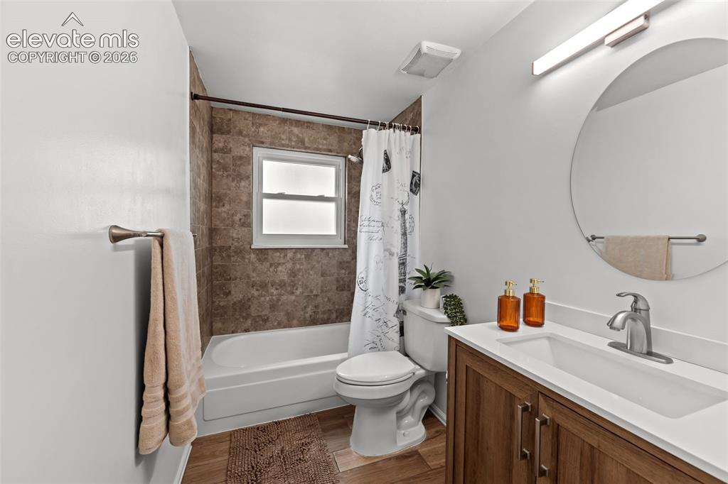 Image 17 of 38: Bathroom