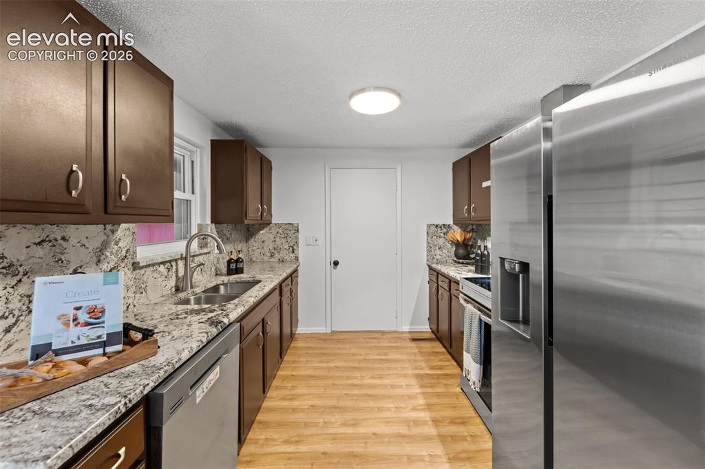 Image 9 of 38: Granite countertops