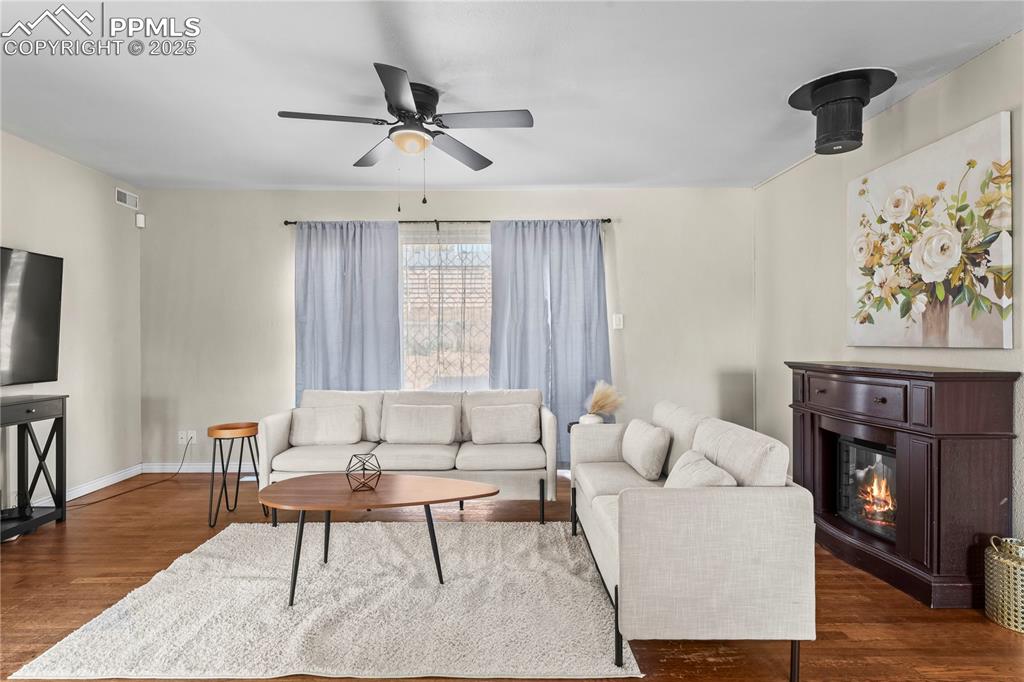 Image 13 of 35: Living Room