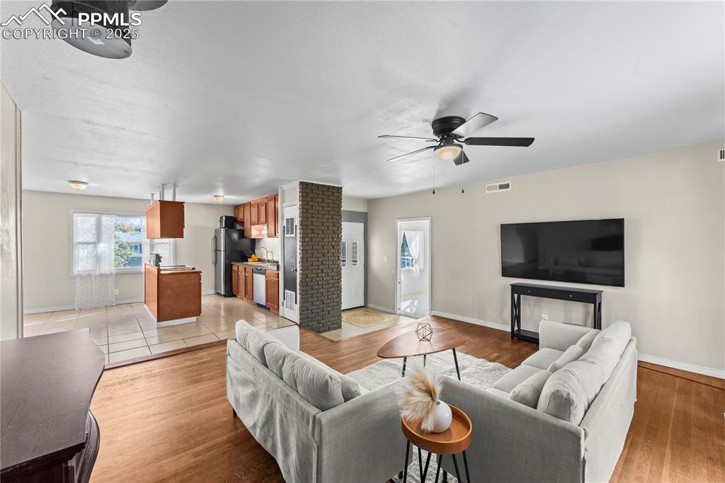 Image 14 of 35: Living Room