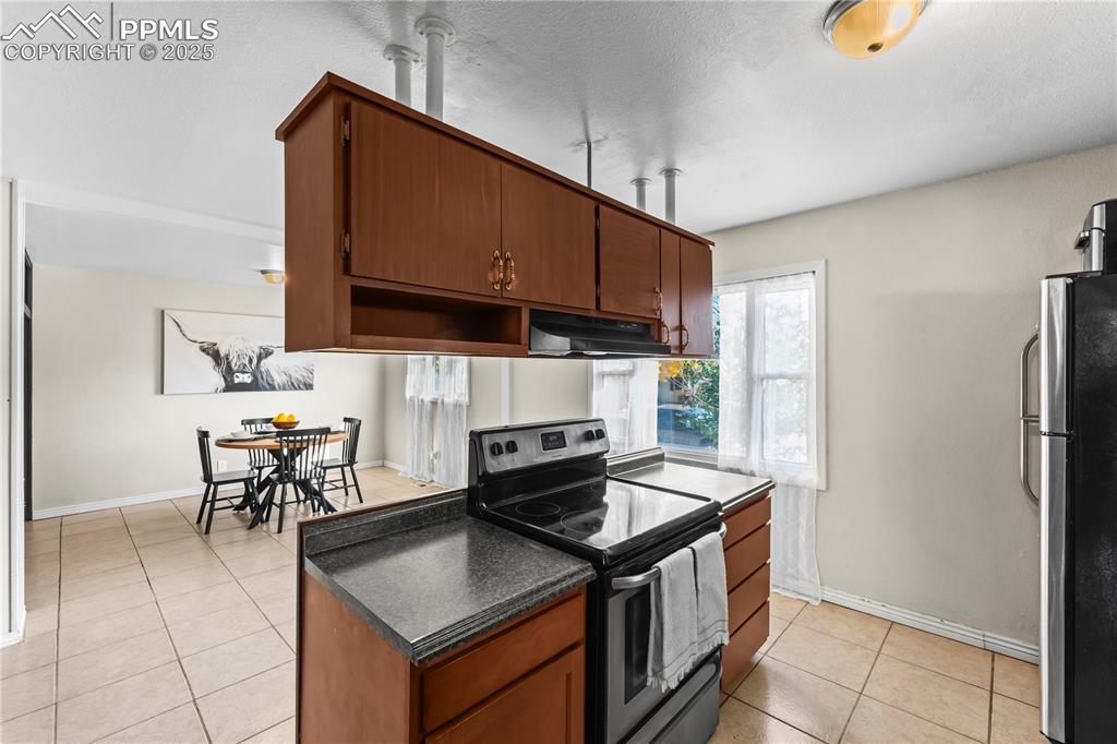 Image 15 of 35: Kitchen