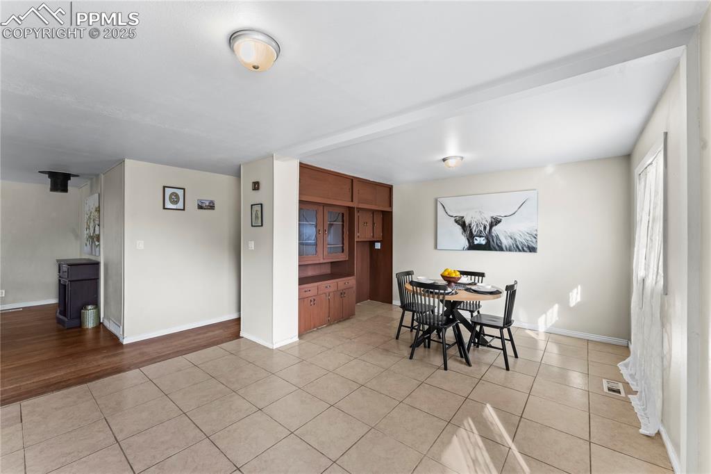 Image 17 of 35: Dining Area