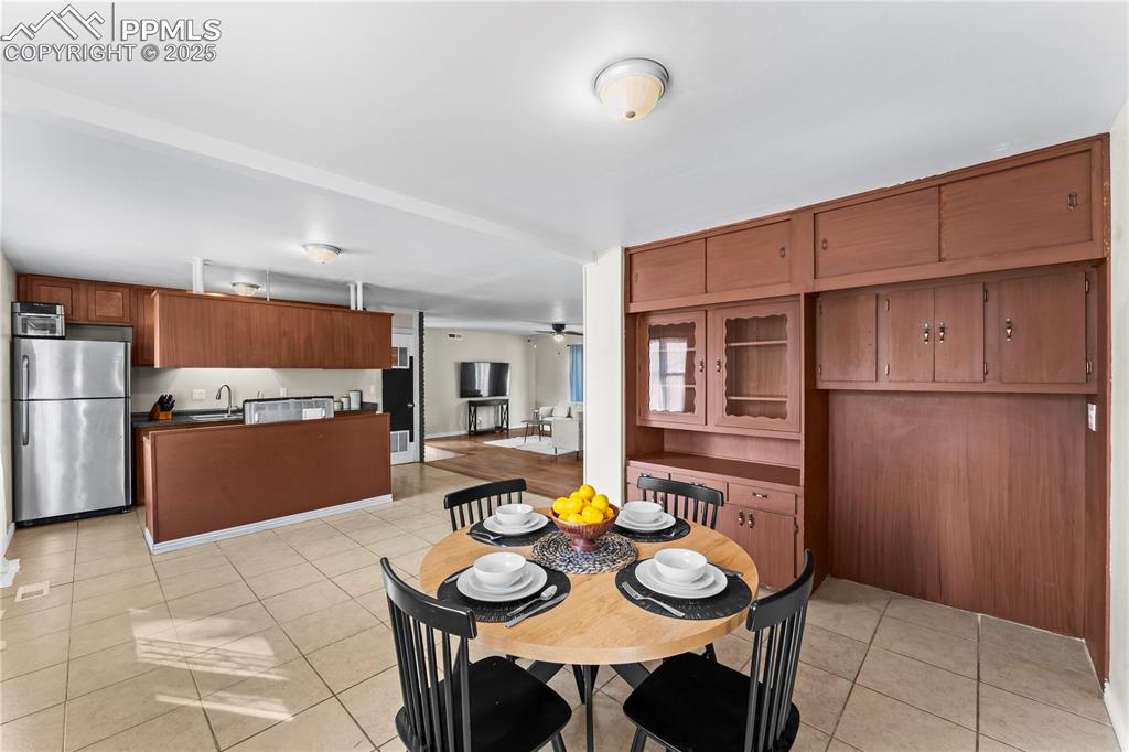 Image 18 of 35: Dining Area