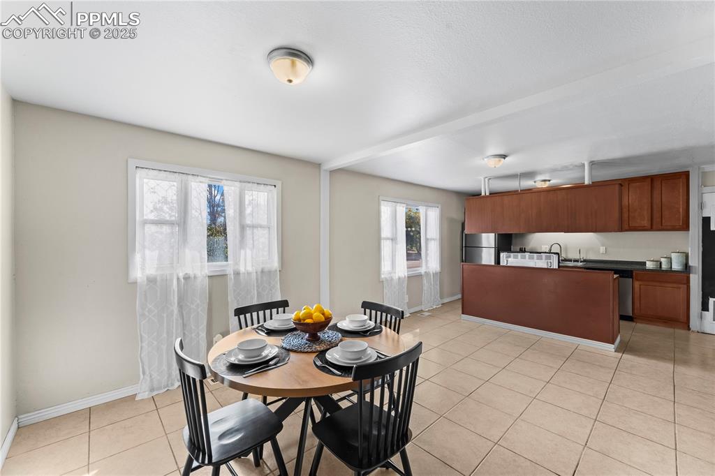 Image 19 of 35: Dining Area