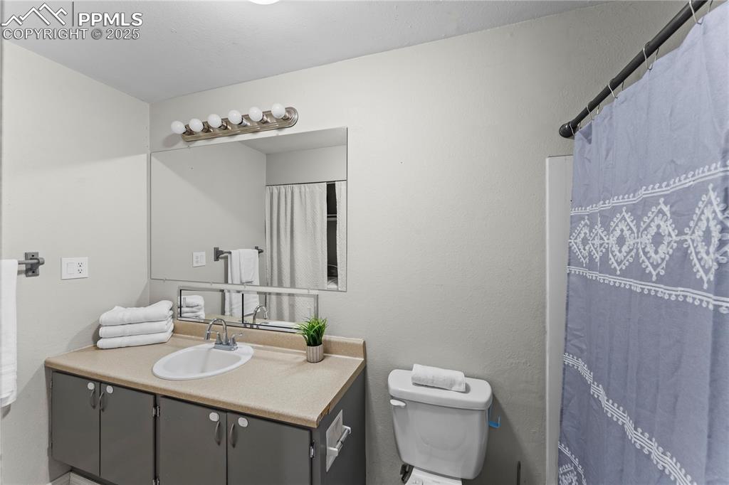 Image 20 of 35: Bathroom