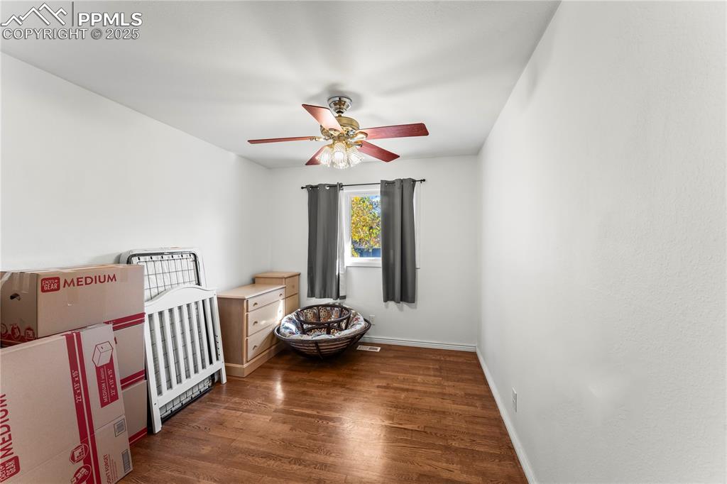 Image 21 of 35: Bedroom