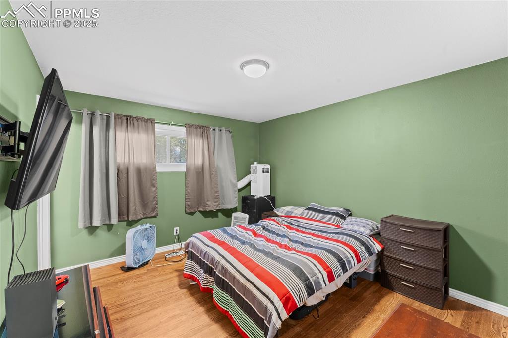 Image 23 of 35: Bedroom