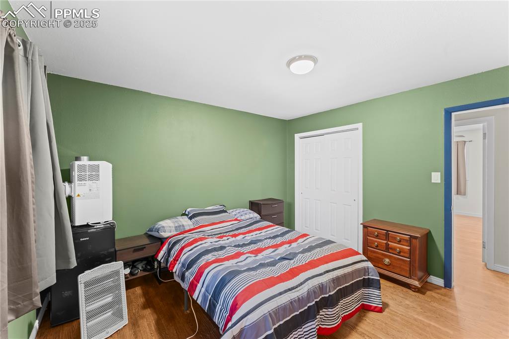 Image 25 of 35: Bedroom