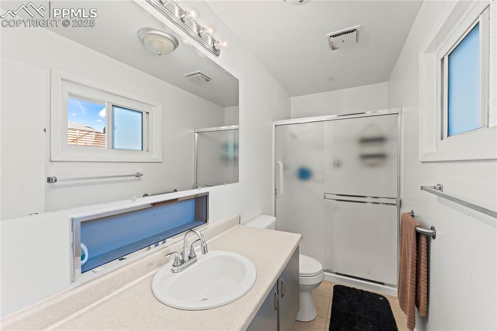 Image 26 of 35: Bathroom