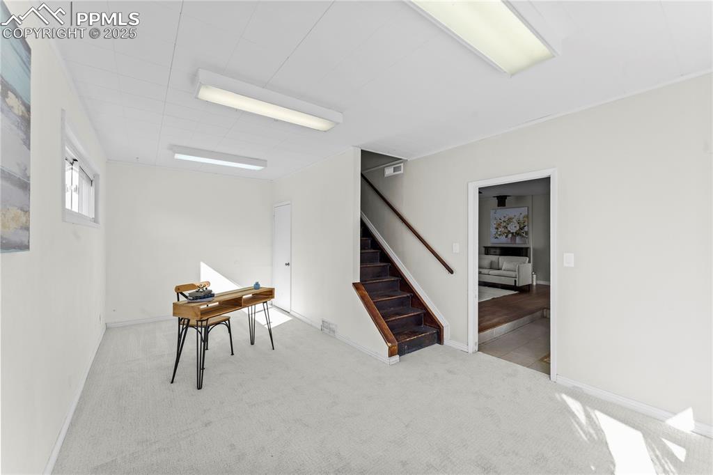 Image 27 of 35: Office