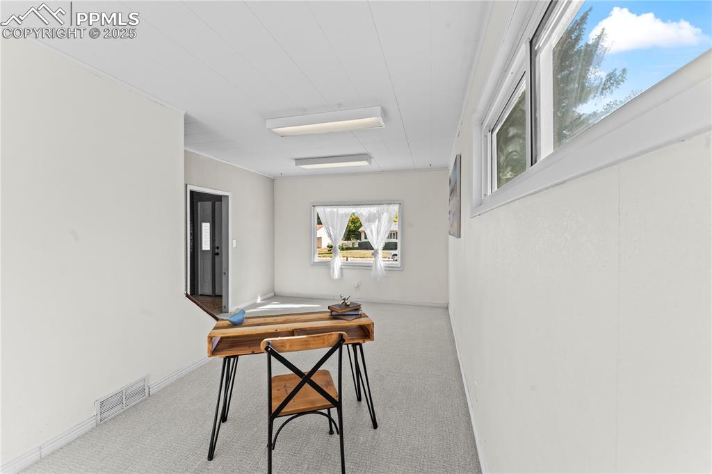 Image 29 of 35: Office