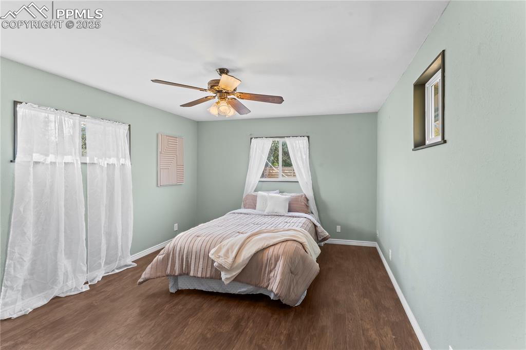 Image 30 of 35: Bedroom