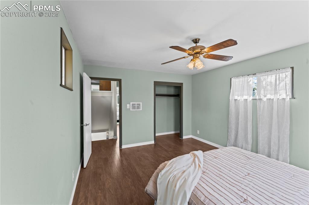 Image 31 of 35: Bedroom