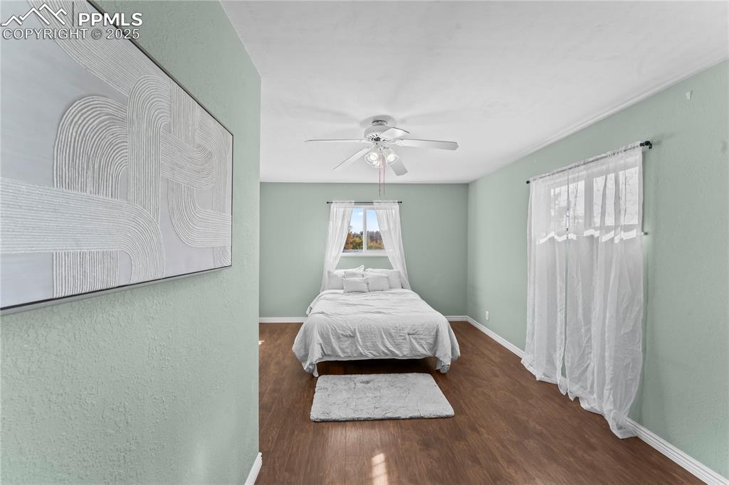 Image 32 of 35: Bedroom