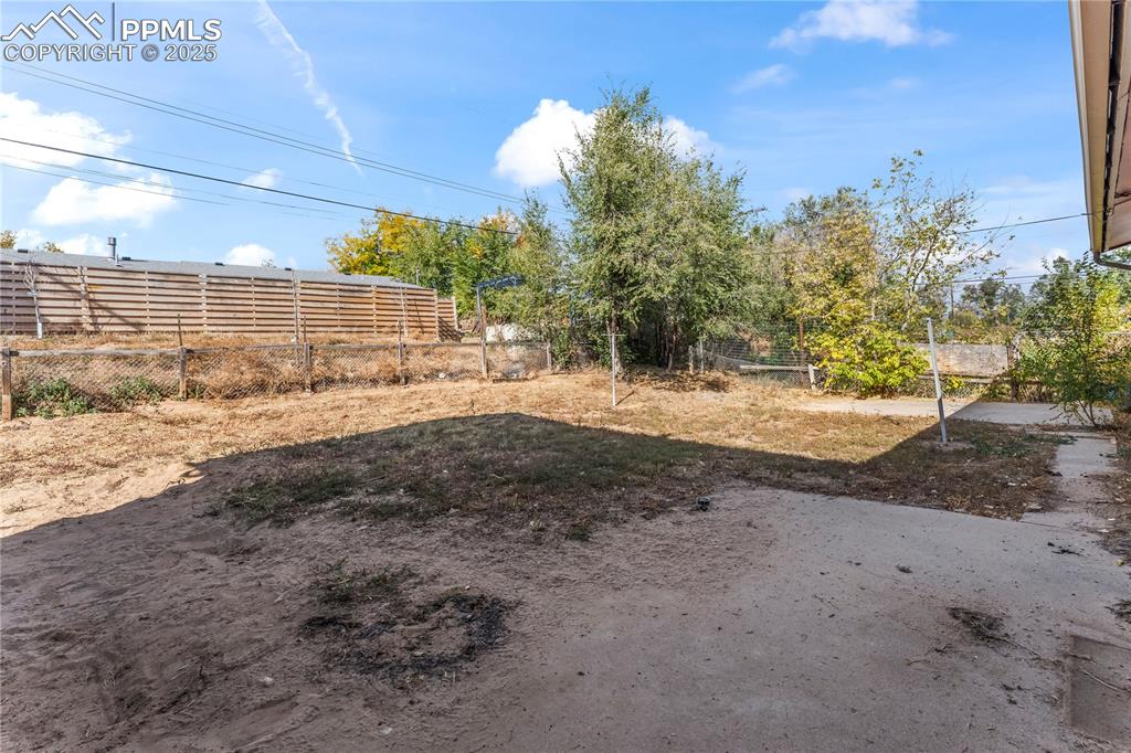 Image 34 of 35: Yard