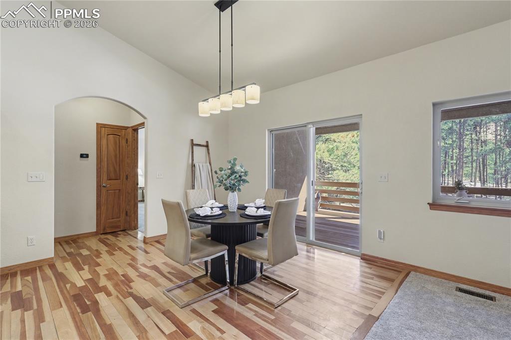 Image 10 of 50: Dining Area