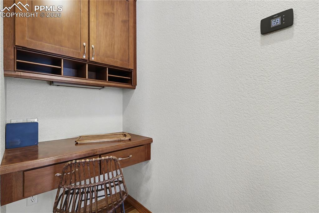 Image 14 of 50: Office