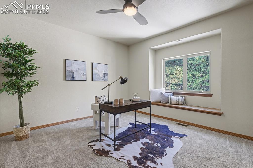 Image 16 of 50: Office