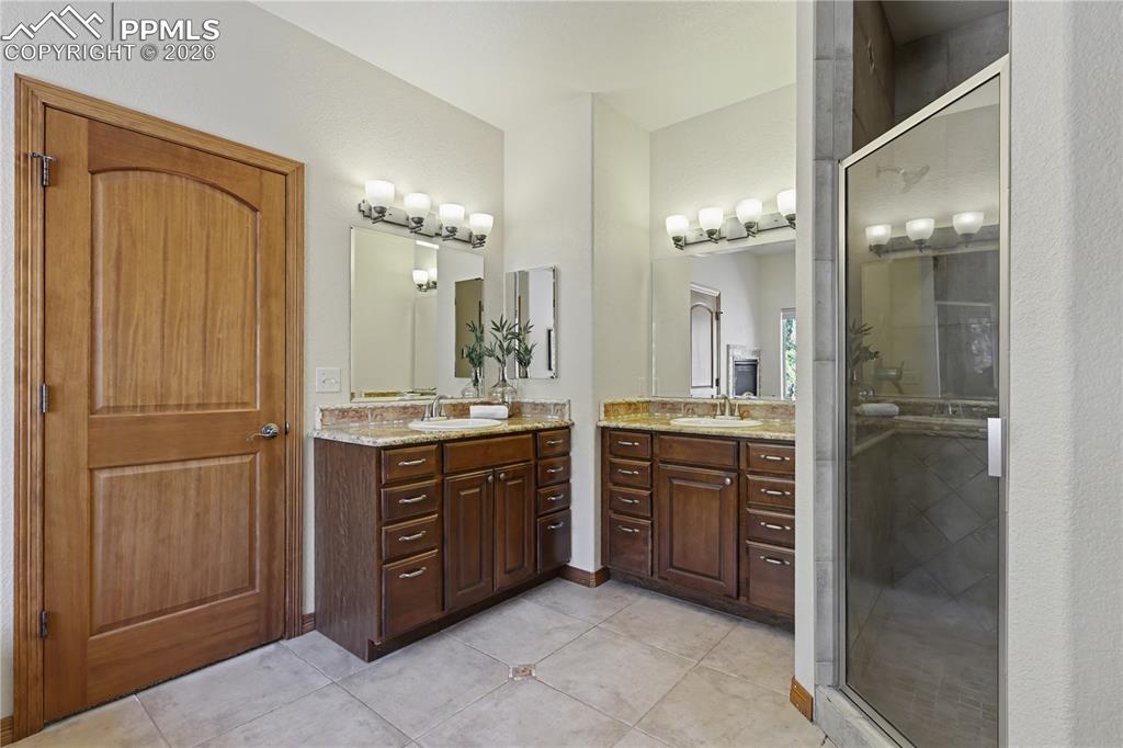 Image 19 of 50: Bathroom