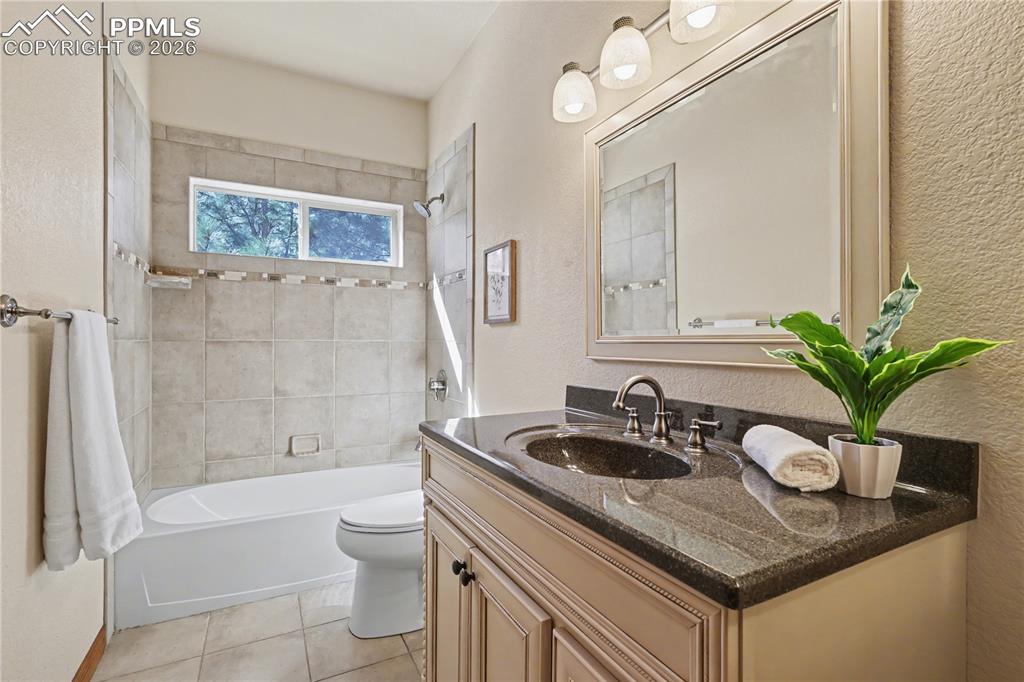 Image 24 of 50: Bathroom