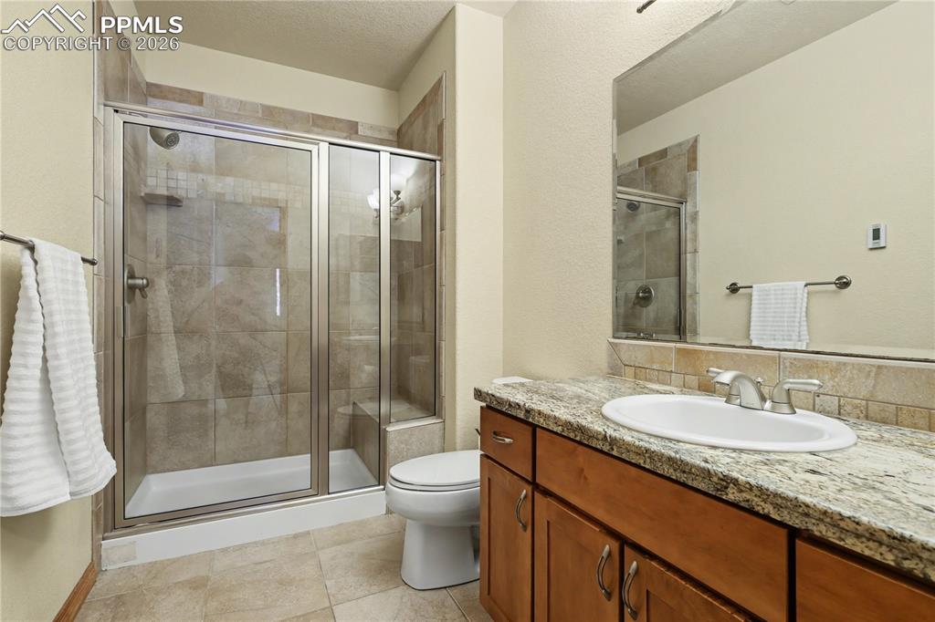 Image 33 of 50: Bathroom