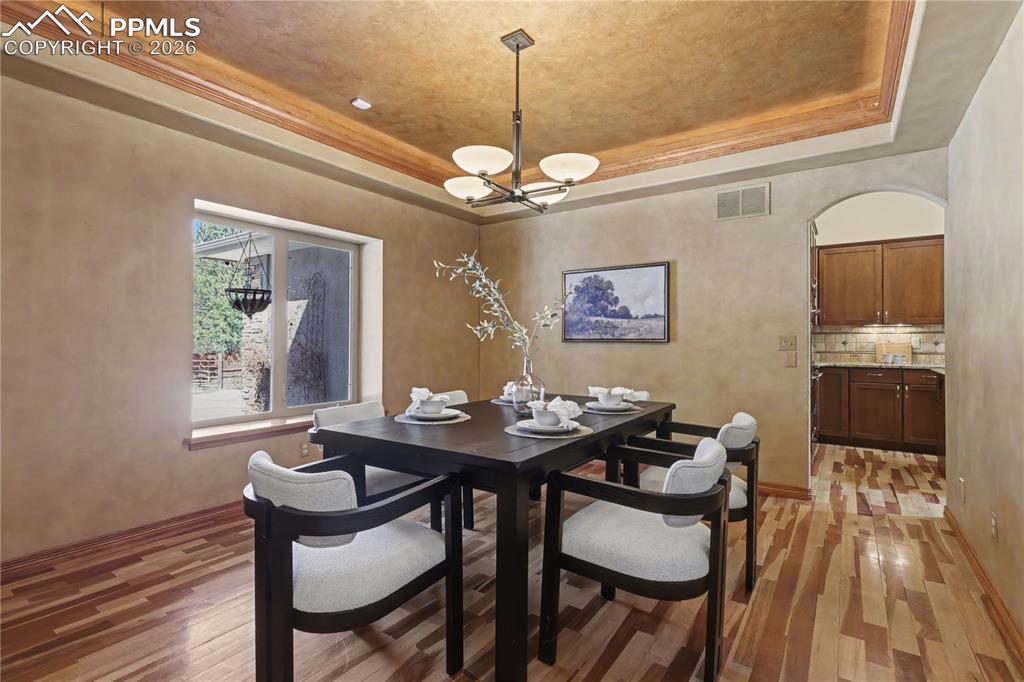 Image 5 of 50: Dining Area