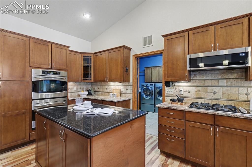 Image 6 of 50: Kitchen