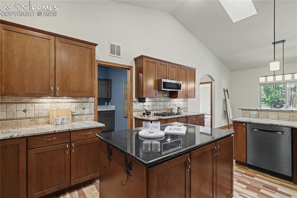 Image 7 of 50: Kitchen