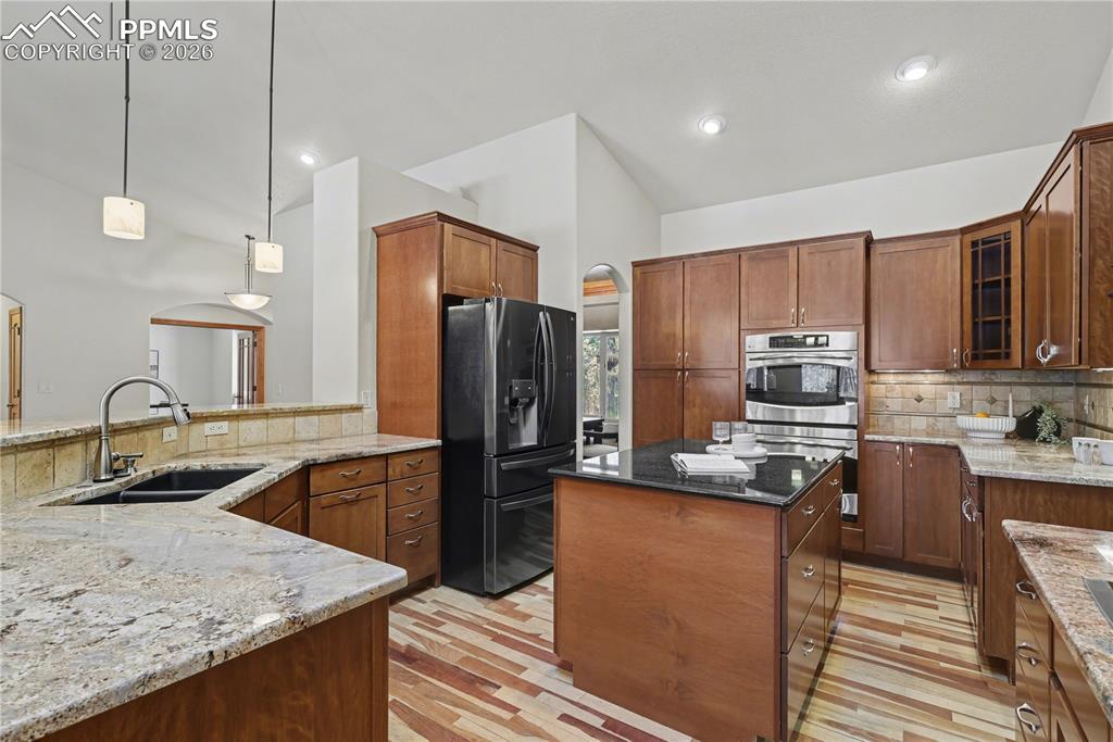 Image 8 of 50: Kitchen