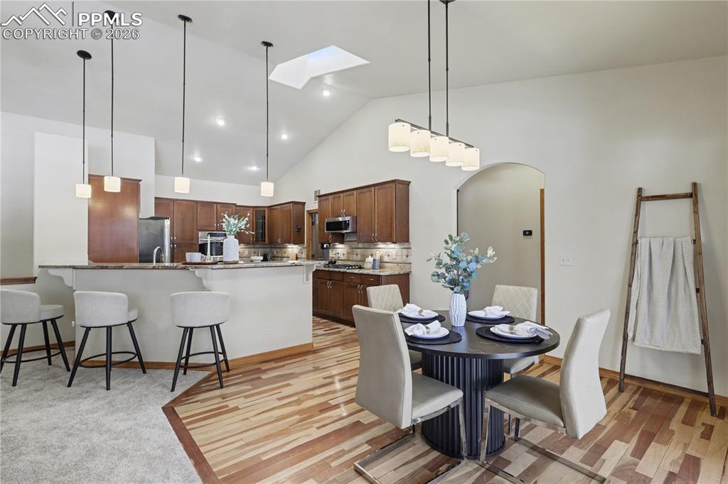 Image 9 of 50: Dining Area