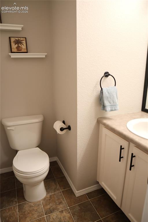Image 10 of 34: Main Level Half Bath.