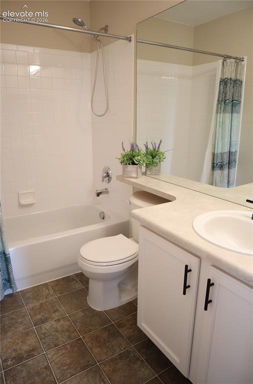 Image 17 of 34: Upstairs full bath.