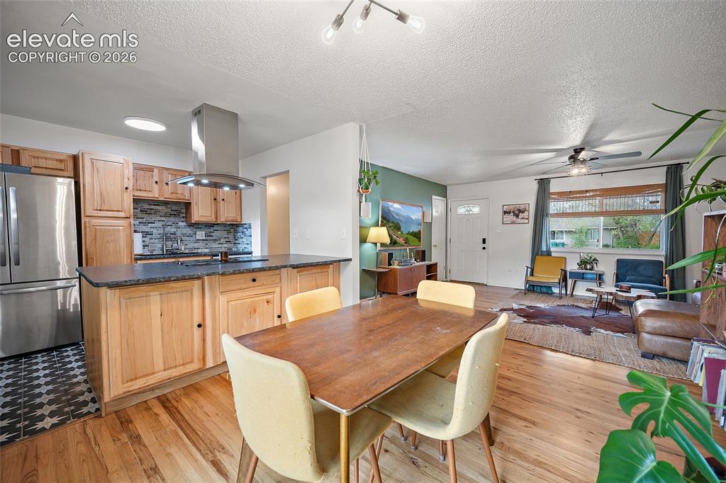 Image 11 of 49: Dining Area
