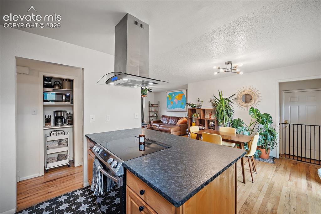 Image 14 of 49: Kitchen