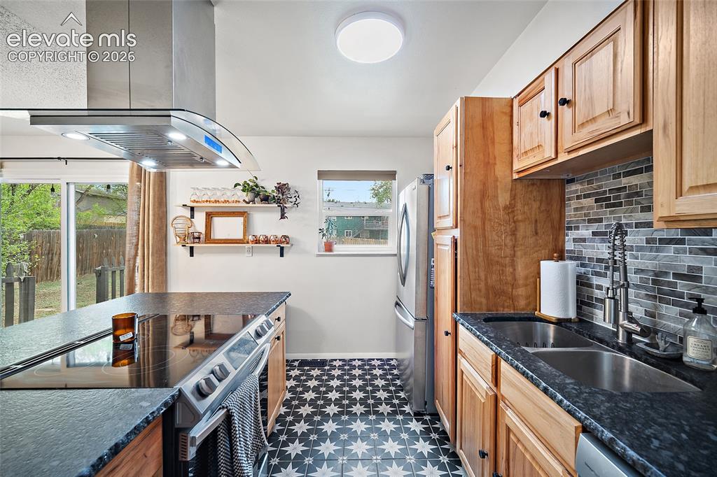 Image 15 of 49: Kitchen