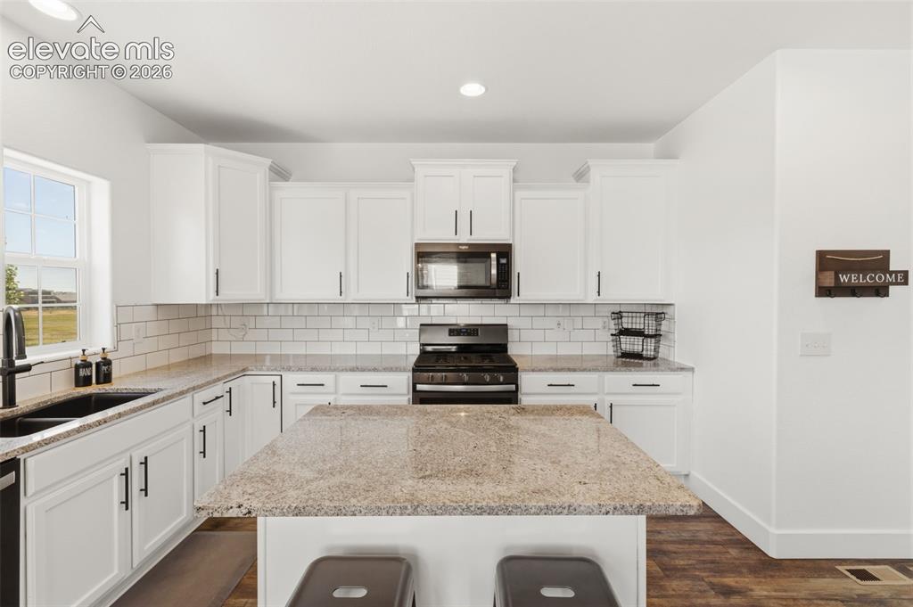 Image 16 of 41: Large breakfast bar/center island.