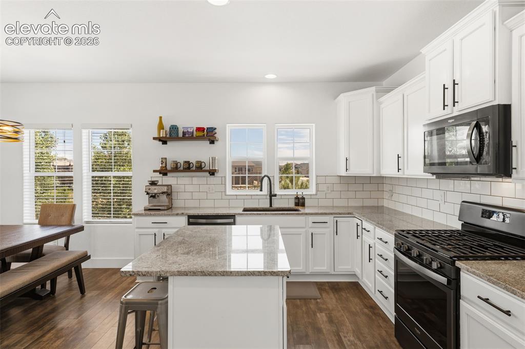 Image 19 of 41: Kitchen
