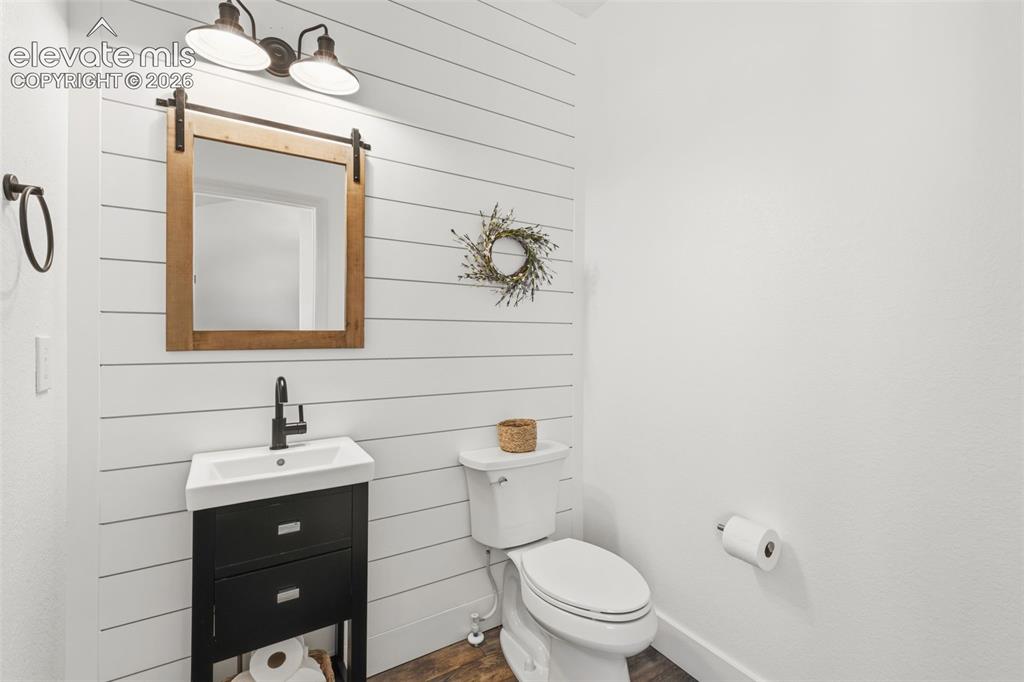 Image 20 of 41: Main level half bath