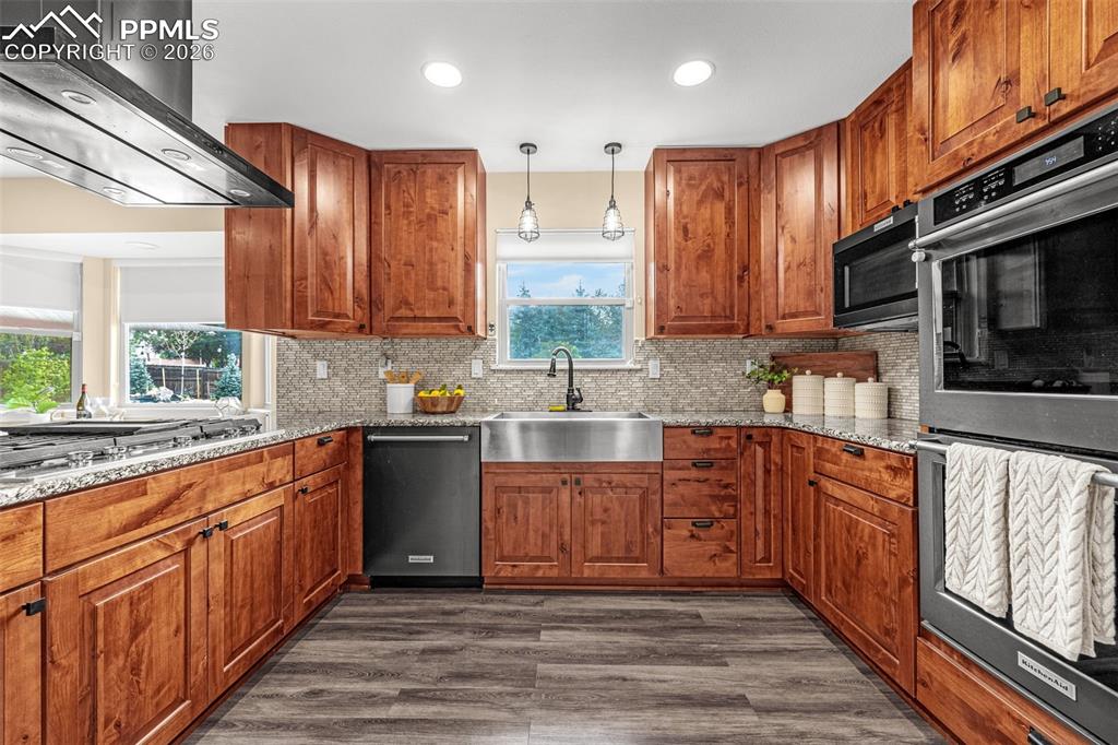 Image 12 of 50: Kitchen
