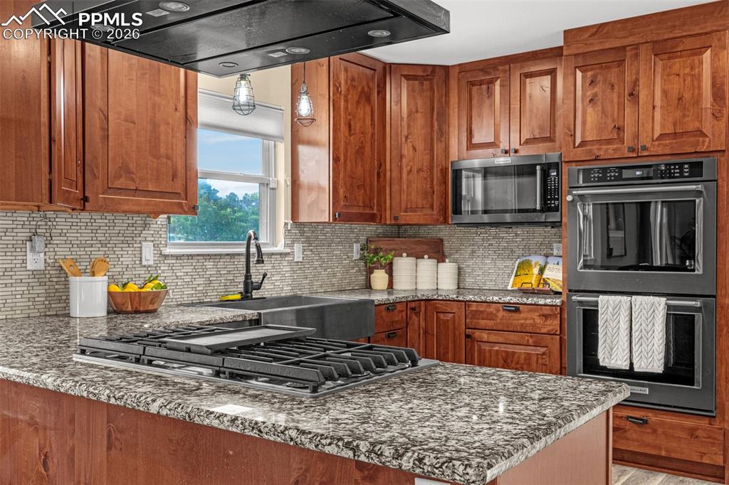 Image 14 of 50: Kitchen