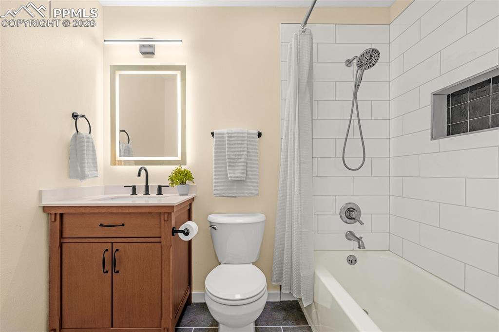 Image 17 of 50: Bathroom