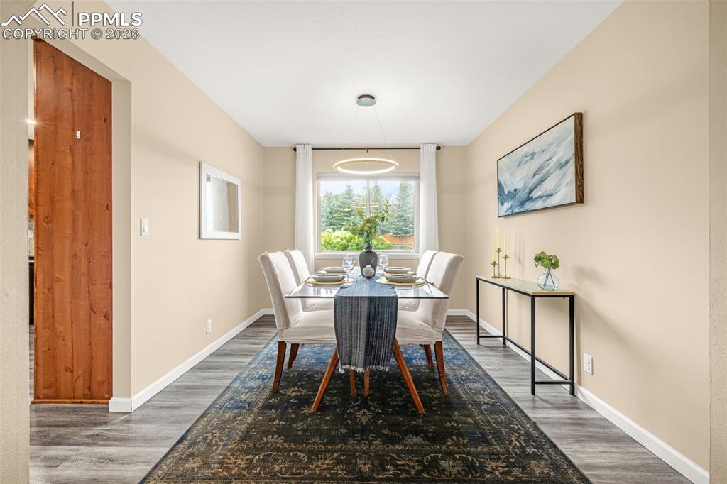 Image 5 of 50: Dining Area