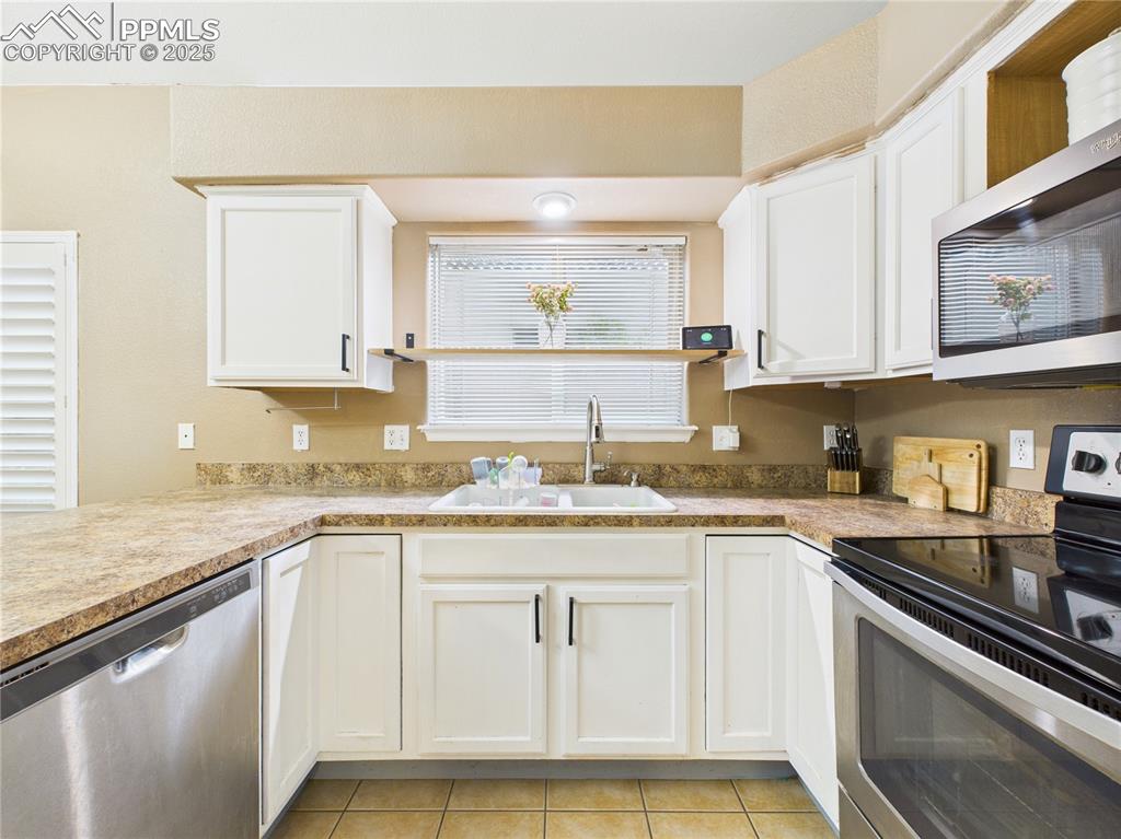 Image 10 of 31: Kitchen