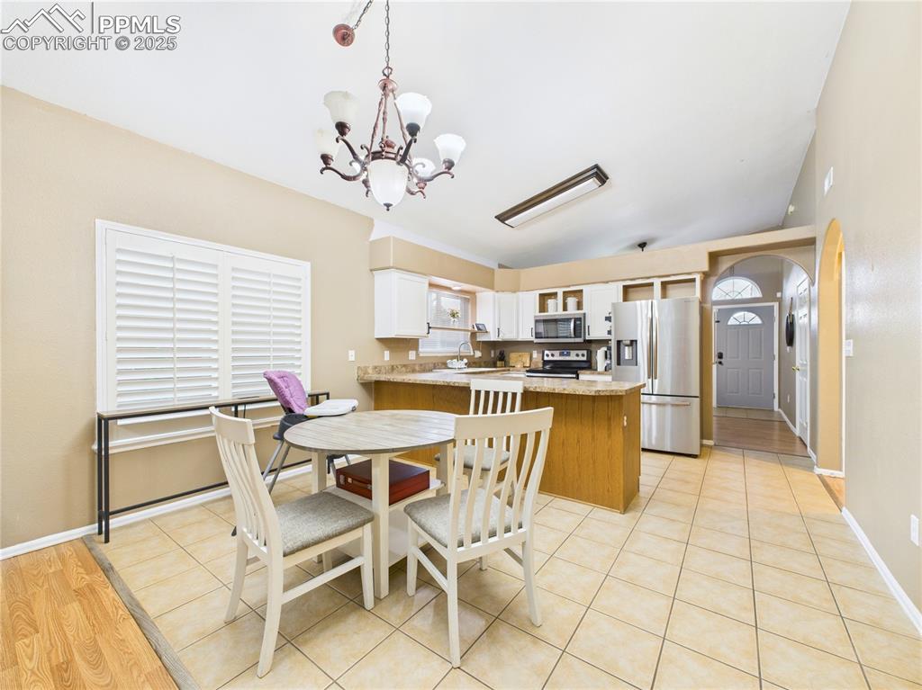 Image 12 of 31: Dining Area